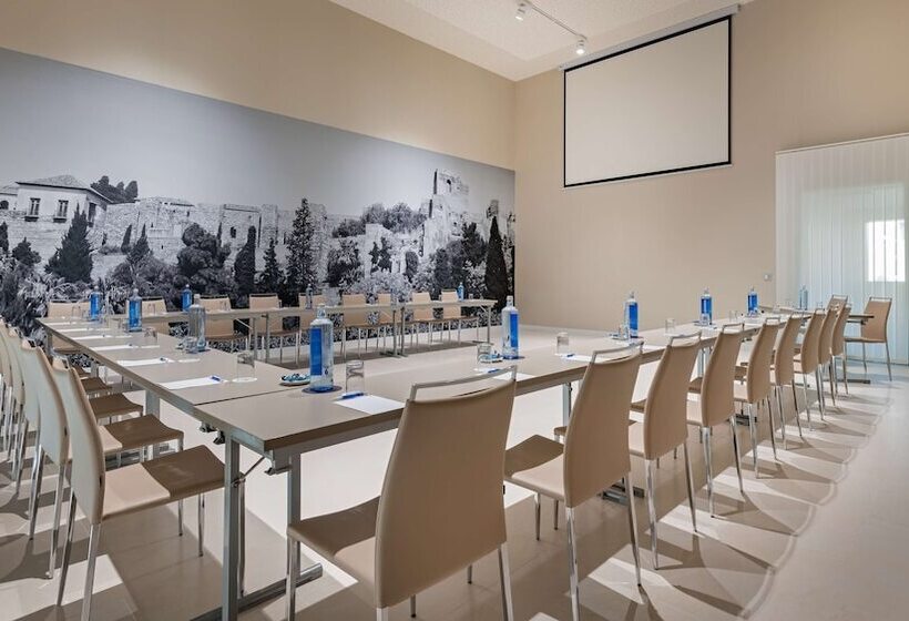 Отель NH Malaga