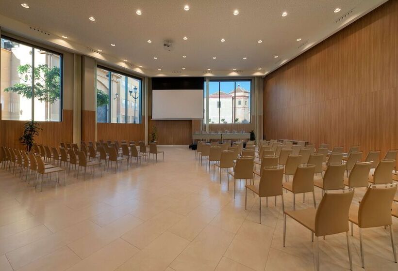 Отель NH Malaga