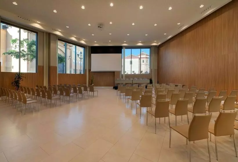 Отель NH Malaga