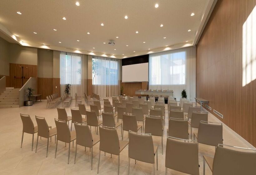 Отель NH Malaga