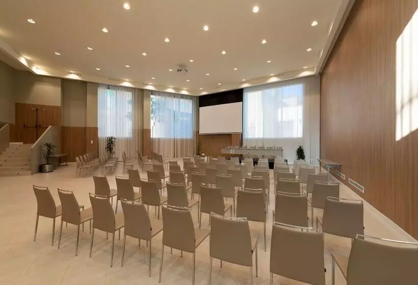 Отель NH Malaga