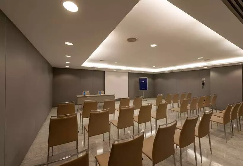 Отель NH Malaga