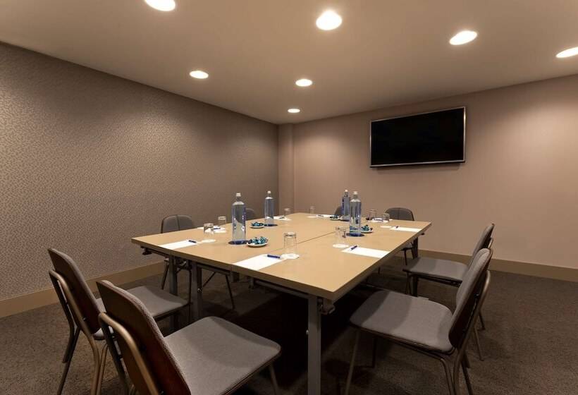 Отель NH Malaga