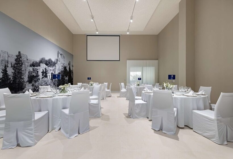 Отель NH Malaga