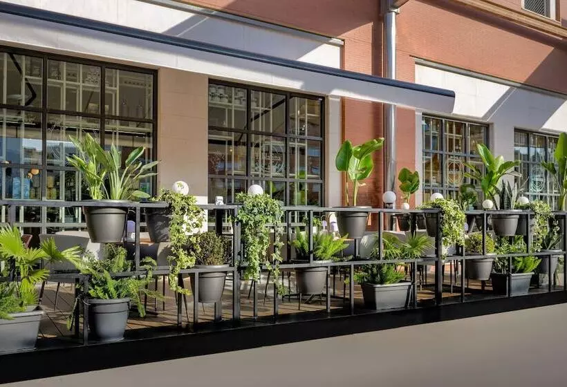 Отель NH Malaga