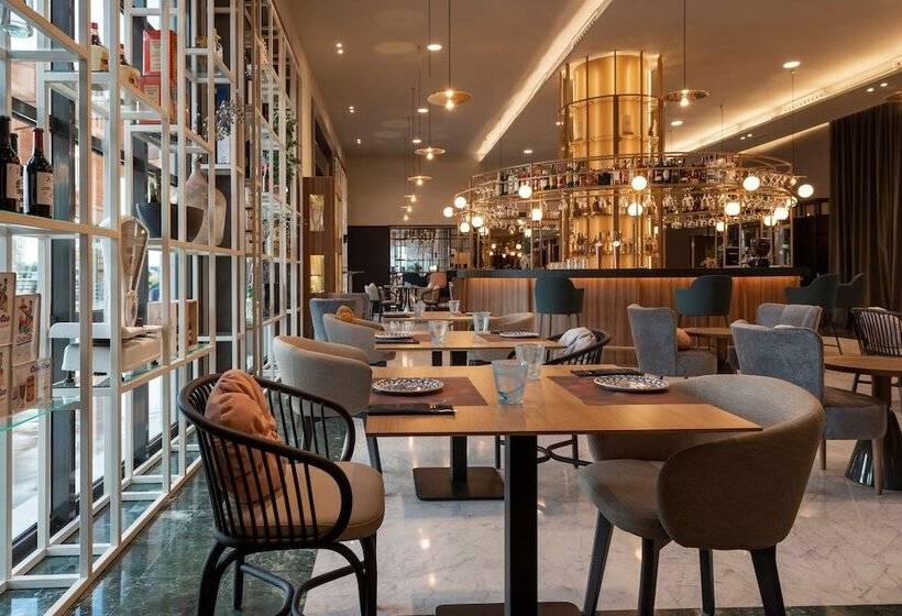 Отель NH Malaga