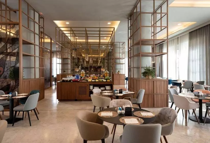 Отель NH Malaga