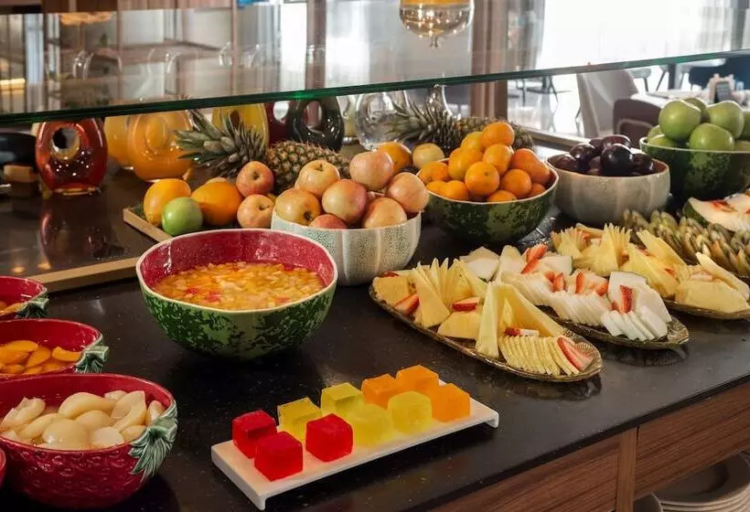 Отель NH Malaga