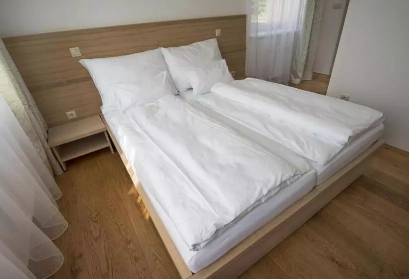 Hotelli A Restaurace U Stavaře