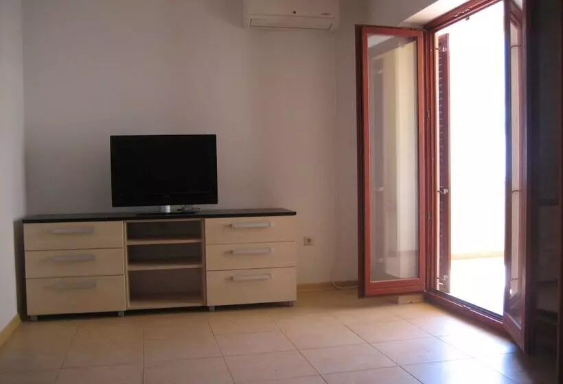 Maru Apartments