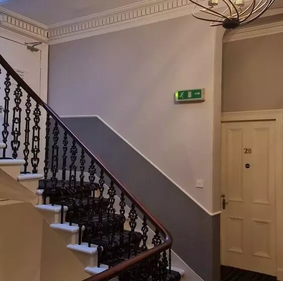 בית מלון כפרי The Hampton Court Guesthouse