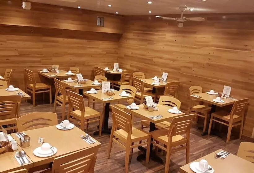 בית מלון כפרי The Hampton Court Guesthouse