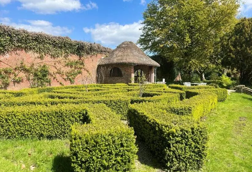 Отель The Retreat, Elcot Park