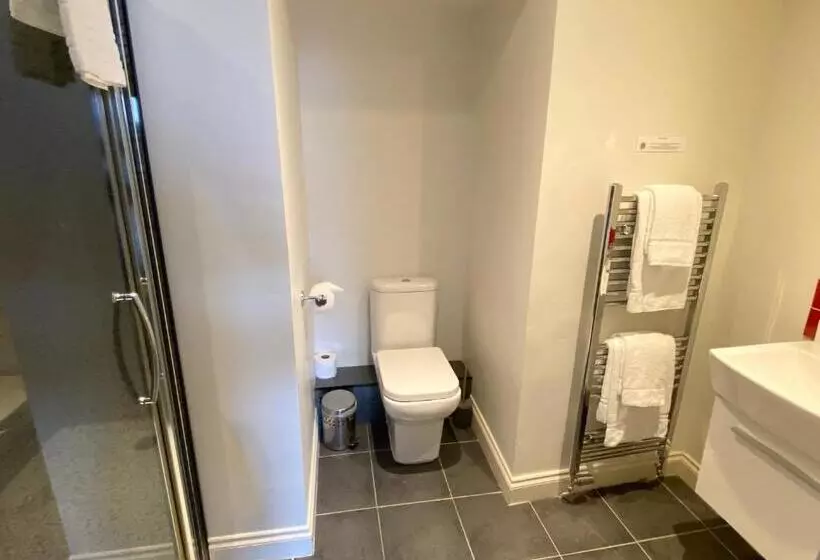 The County Hotel   Self Check In, Speed Wi Fi, Free Parking, Central Location