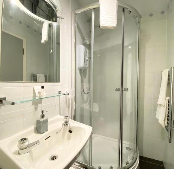 The County Hotel Self Check In, Speed Wi Fi, Free Parking, Central Location