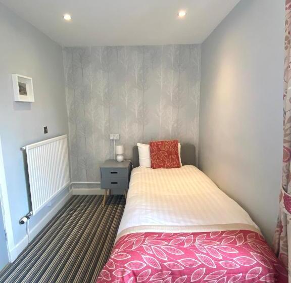 The County Hotel Self Check In, Speed Wi Fi, Free Parking, Central Location