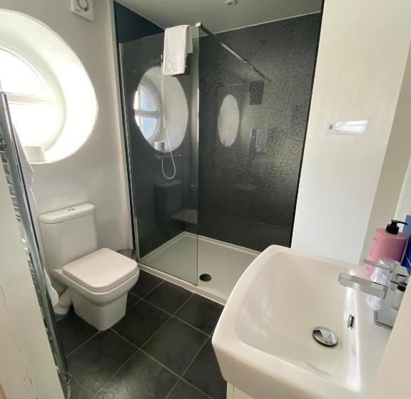 The County Hotel Self Check In, Speed Wi Fi, Free Parking, Central Location