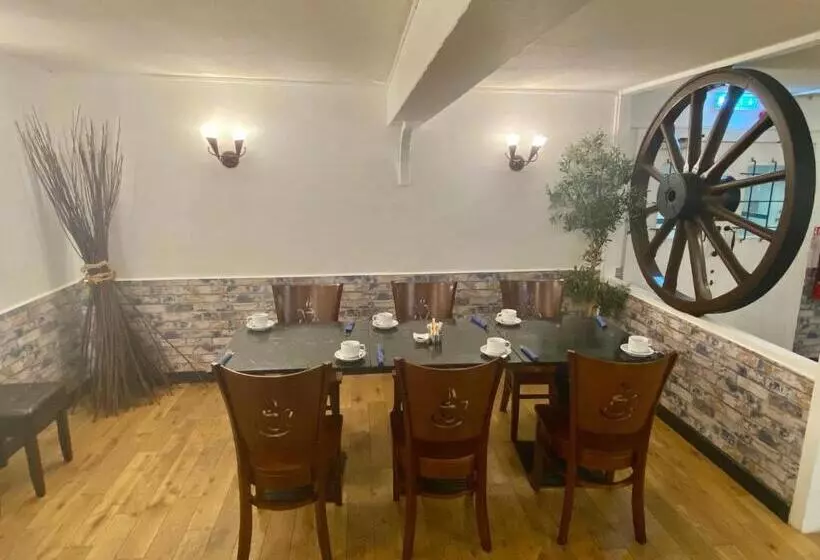 The County Hotel   Self Check In, Speed Wi Fi, Free Parking, Central Location