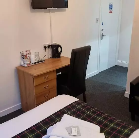 בית מלון כפרי The Hampton Court Guesthouse