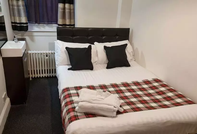 בית מלון כפרי The Hampton Court Guesthouse