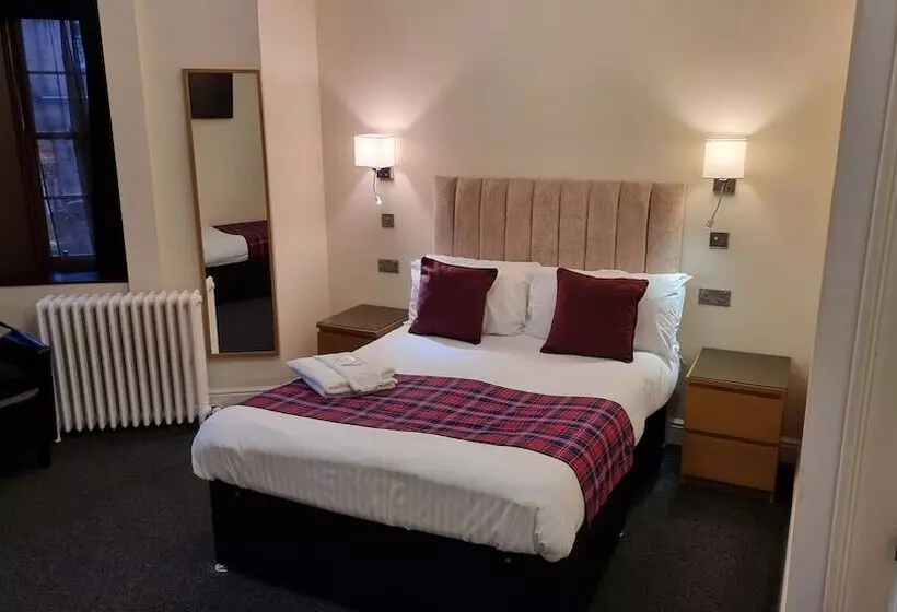 בית מלון כפרי The Hampton Court Guesthouse