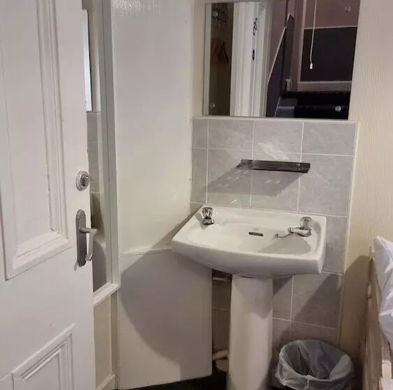 בית מלון כפרי The Hampton Court Guesthouse