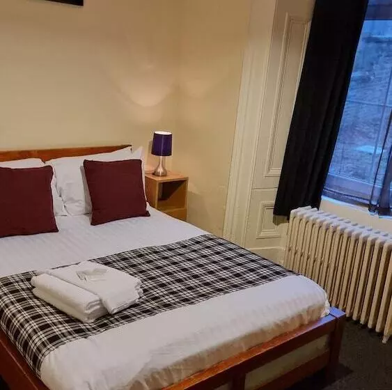 בית מלון כפרי The Hampton Court Guesthouse