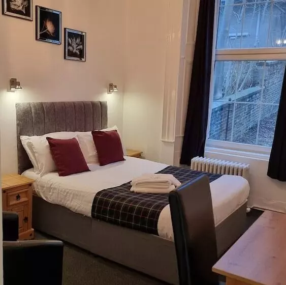 בית מלון כפרי The Hampton Court Guesthouse