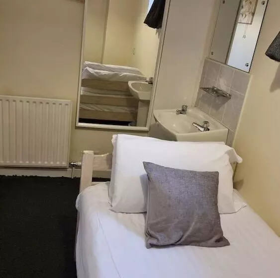 בית מלון כפרי The Hampton Court Guesthouse