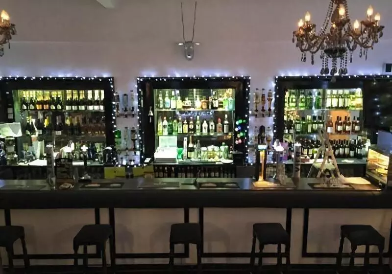 Highlands Hotel And Bar