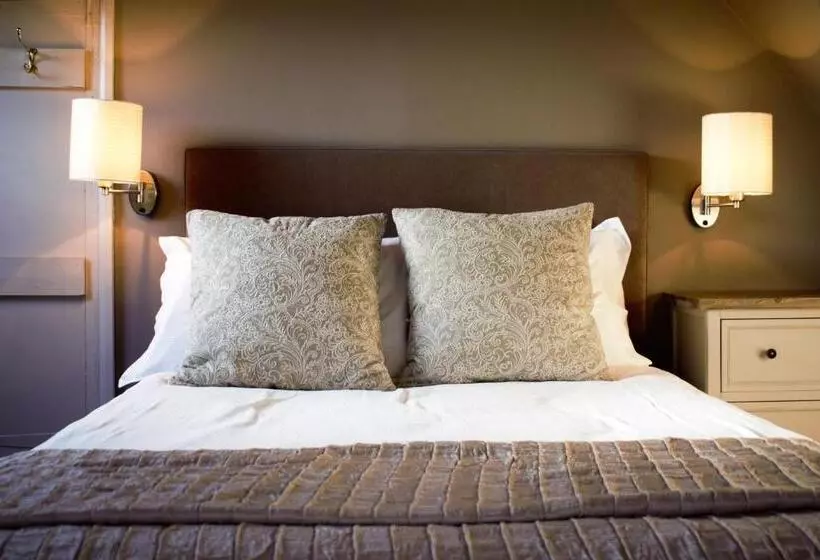 בית מלון כפרי White Horse & Griffin