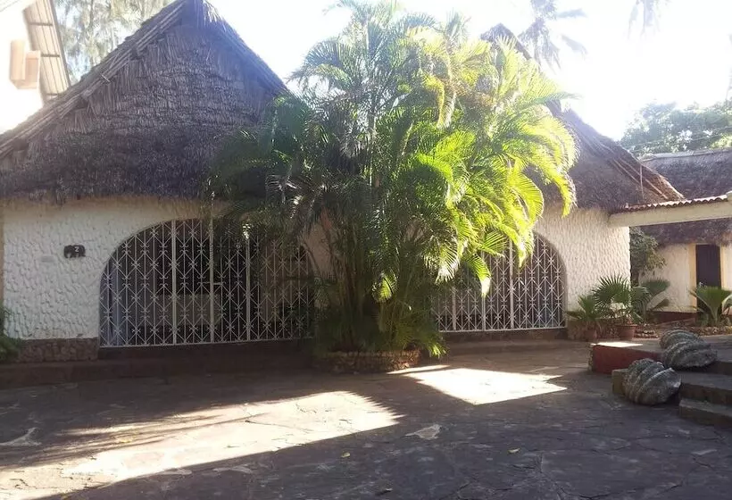 Dream Of Africa Cottages Kanamai