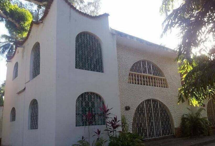 Dream Of Africa Cottages Kanamai