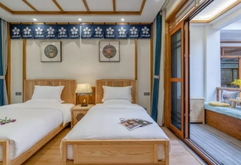 Hostelli Floral  · Rushuang Courtyard Lijiang