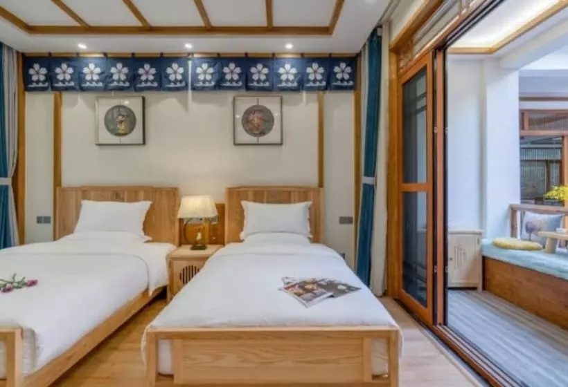 Hostelli Floral  · Rushuang Courtyard Lijiang