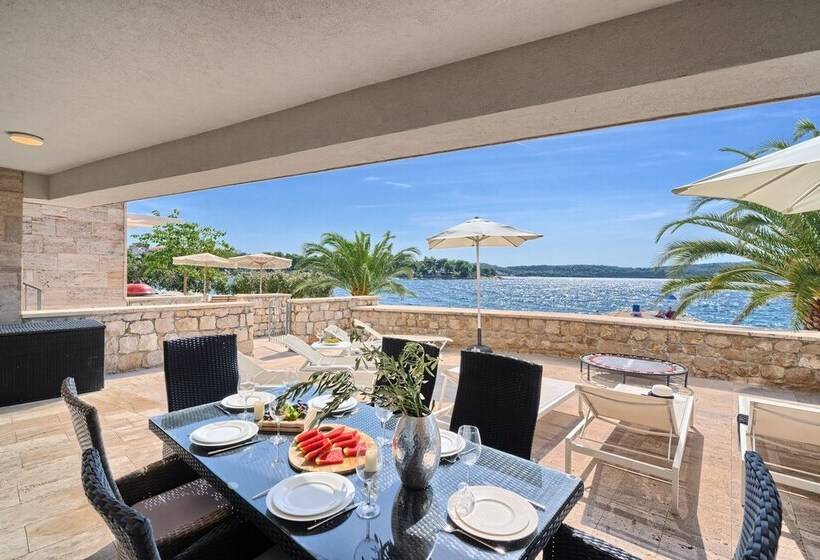 Livingstone Beach House