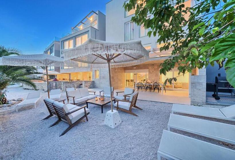 Livingstone Beach House