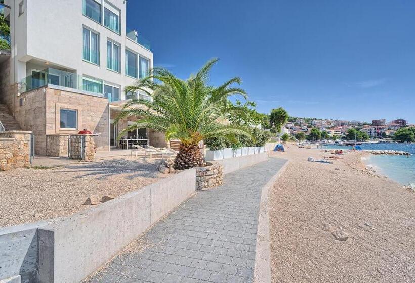 Livingstone Beach House