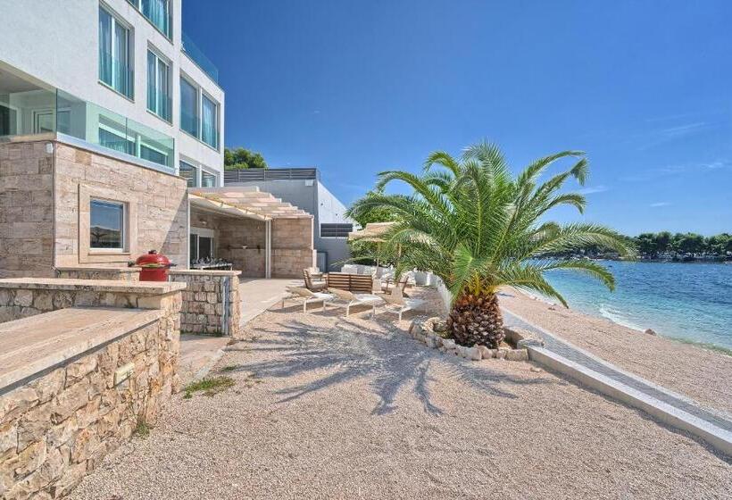 Livingstone Beach House