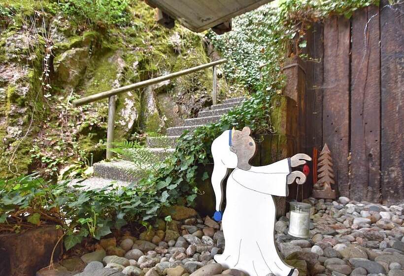 Quaint Apartment With Private Terrace Garden