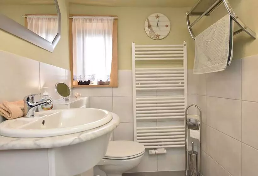 Sleep Under A Thatched Roof   Apartment In Ahlbeck Near Haff