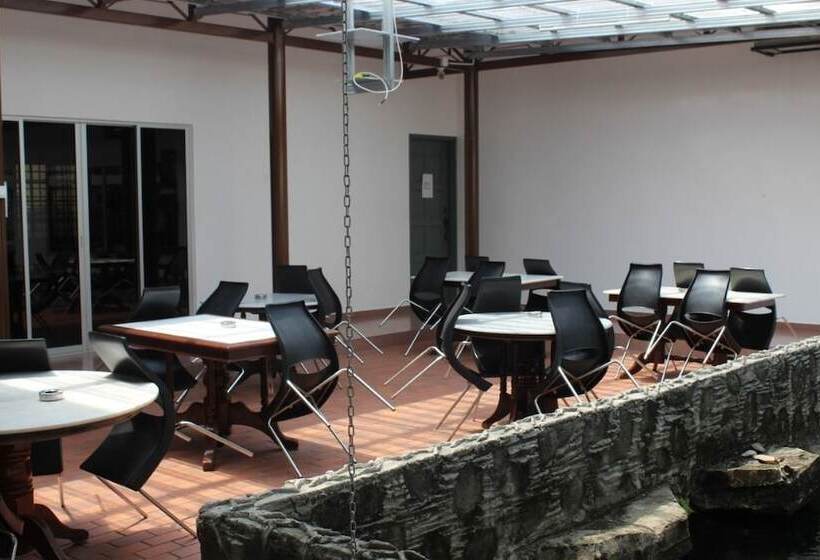 בית מלון כפרי Karak Orchard Resorts