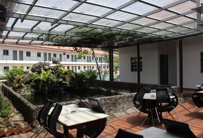 ホテル Karak Orchard Resorts