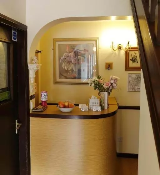 Отель Aylesbray Lodge