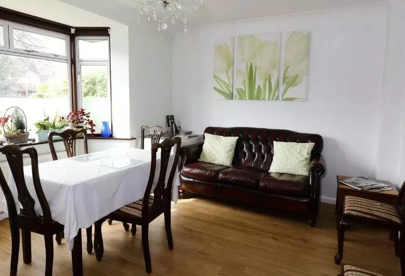 Отель Aylesbray Lodge