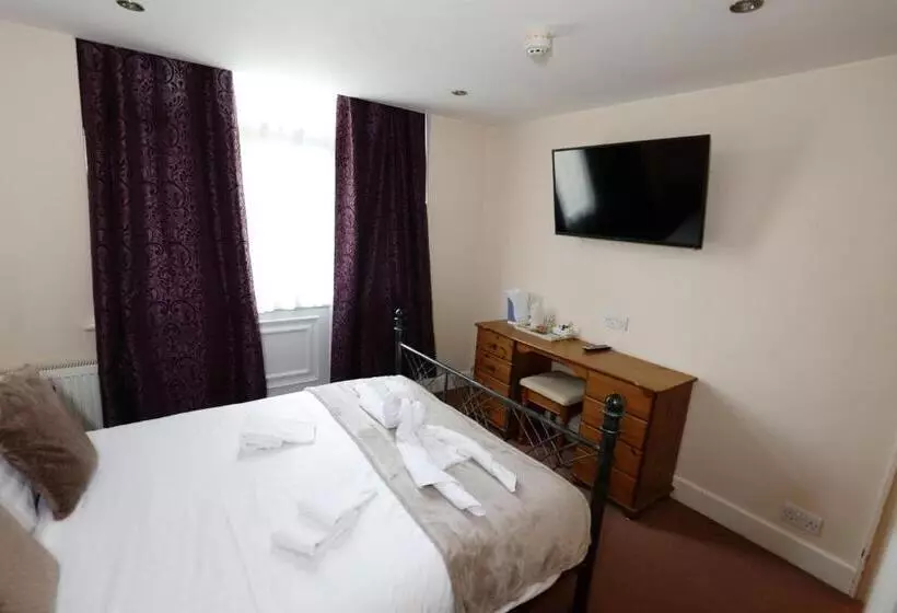 Отель Aylesbray Lodge