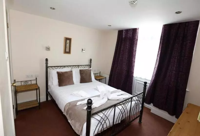 Отель Aylesbray Lodge