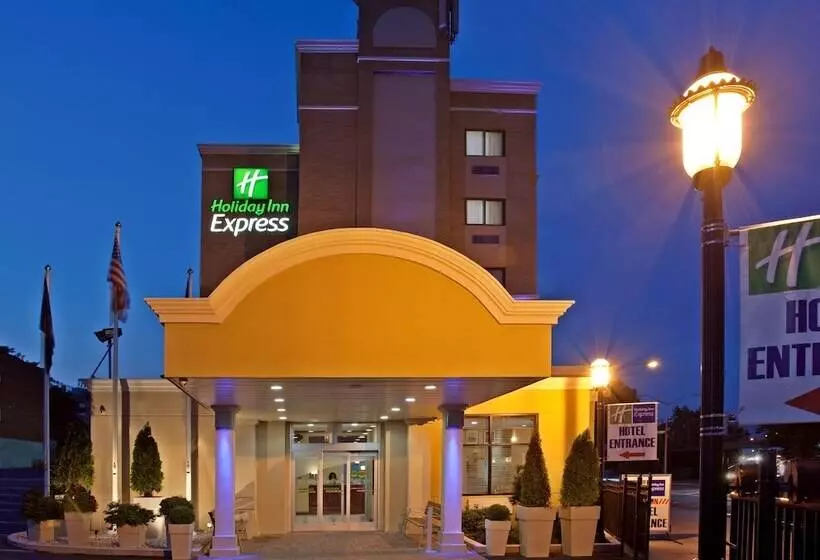 בית מלון כפרי Holiday Inn Express Laguardia Airport By Ihg