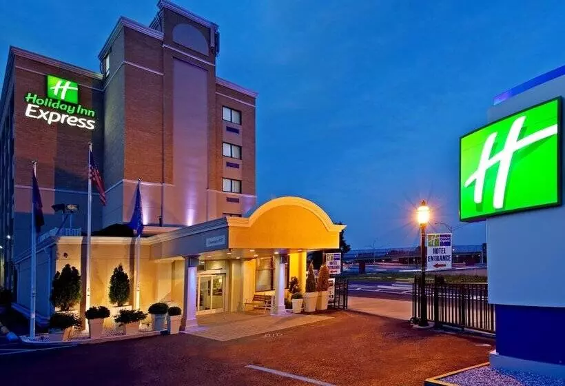 בית מלון כפרי Holiday Inn Express Laguardia Airport By Ihg