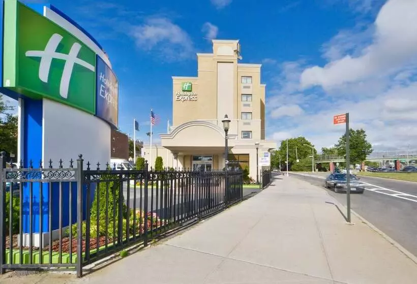 בית מלון כפרי Holiday Inn Express Laguardia Airport By Ihg